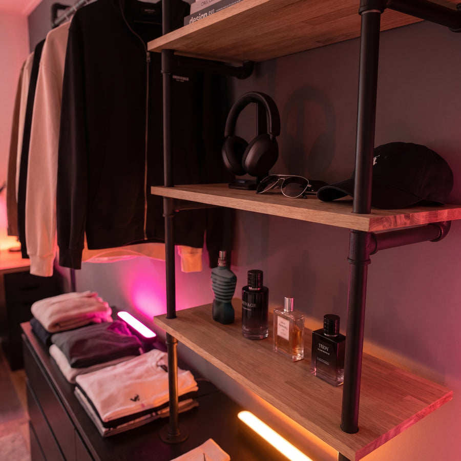 wandrek om kleding aan op te hangen met planken voor decoratie zoals parfum en petten