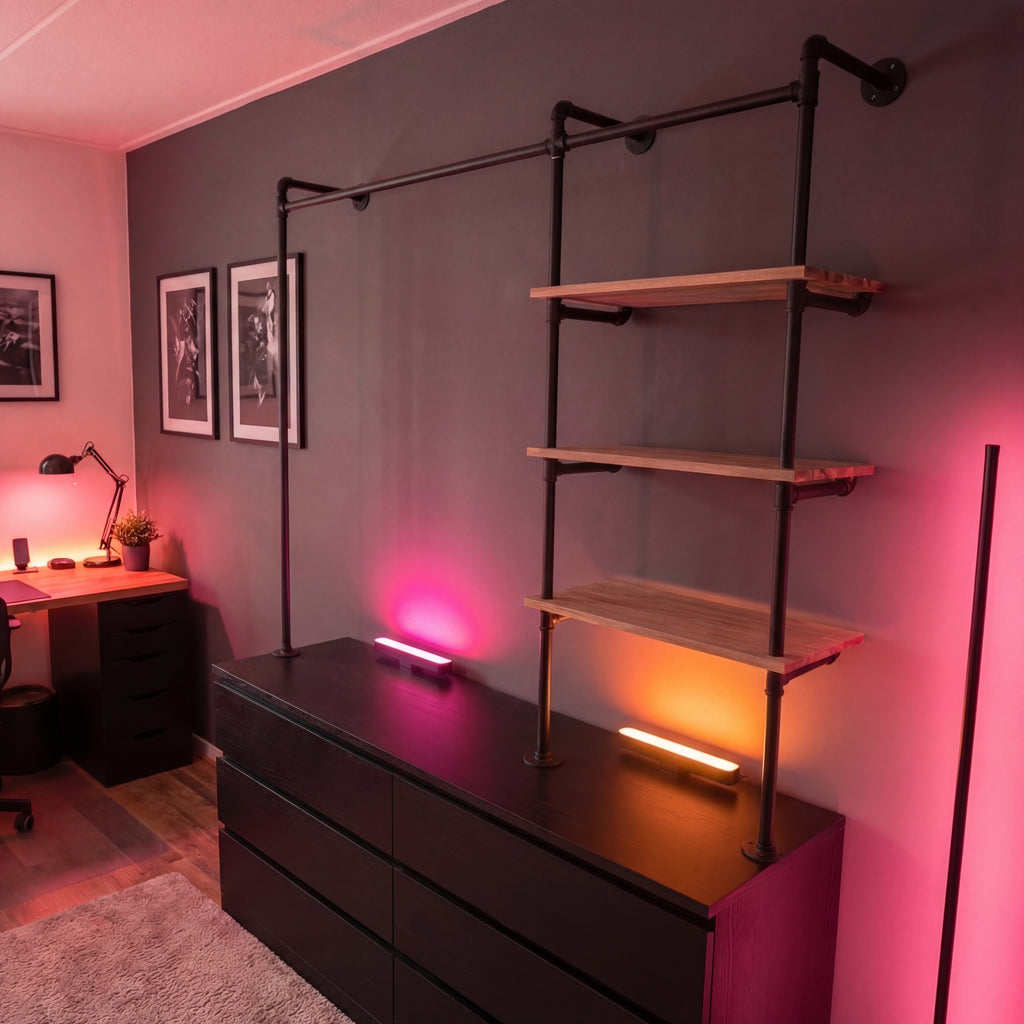 kleding wandrek op een zwarte ladekast met rgb lichten in de achtergrond in een slaapkamer